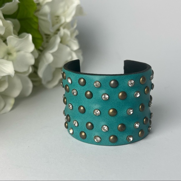 🌺 Studded Cuff Teal Bracelet 🌺 - Picture 1 of 5
